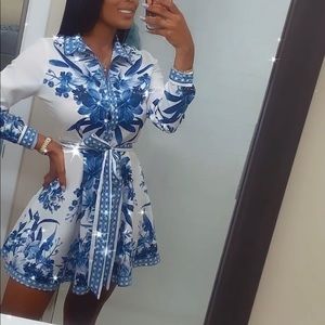 hermoso vestido estámpado de rosas blanco y azul